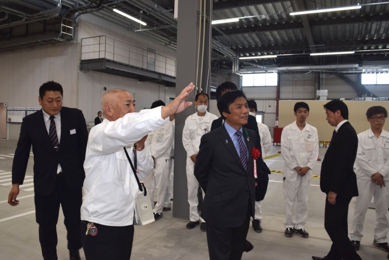 （写真）東プレ九州株式会社湯川社長に説明を受ける知事